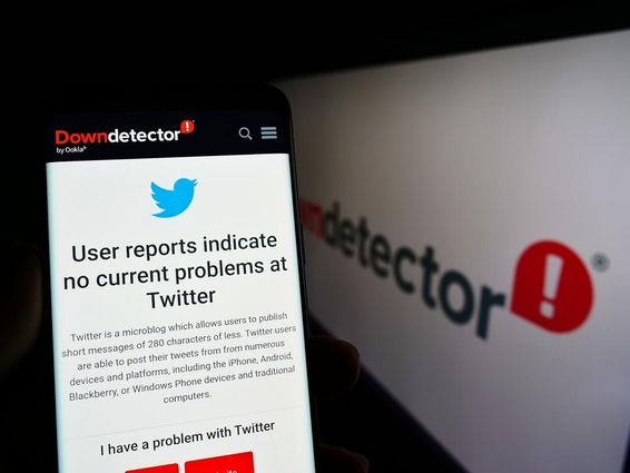 Downdetector reporting status on Twitter.