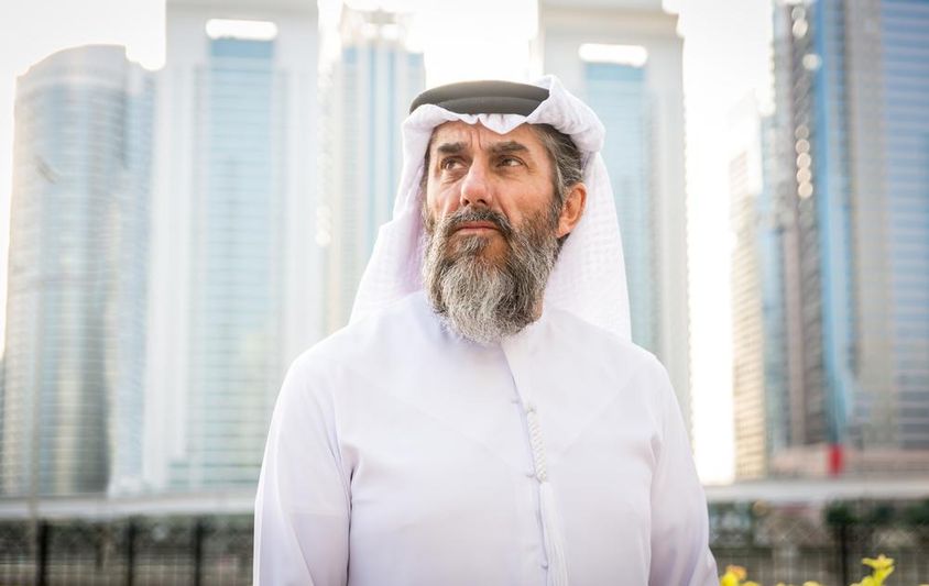 Férfi hagyományos kandorával Dubaiban