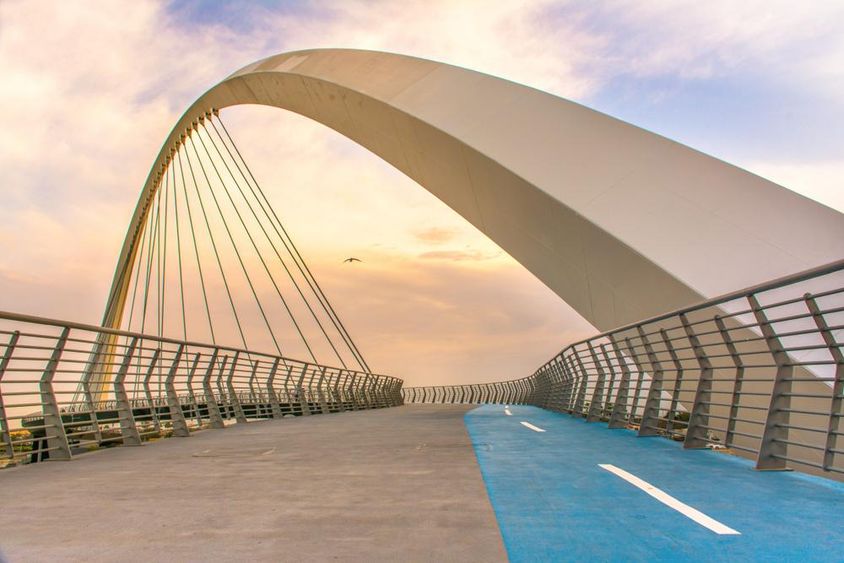 Tolerance Bridge Dubai naplemente kilátással.