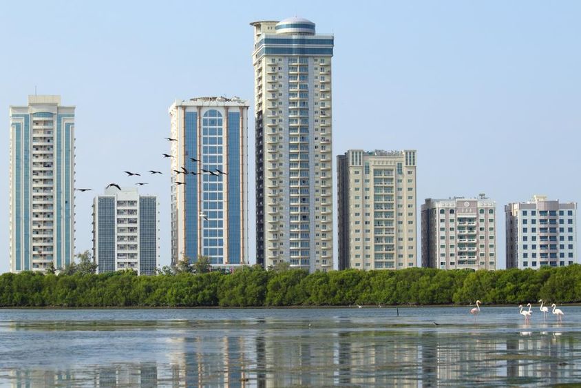 Abjar-torony kilátás a Mangrove-tóról Ras Al Khaimahban.