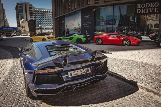 在迪拜出租的蓝色兰博基尼Aventador。