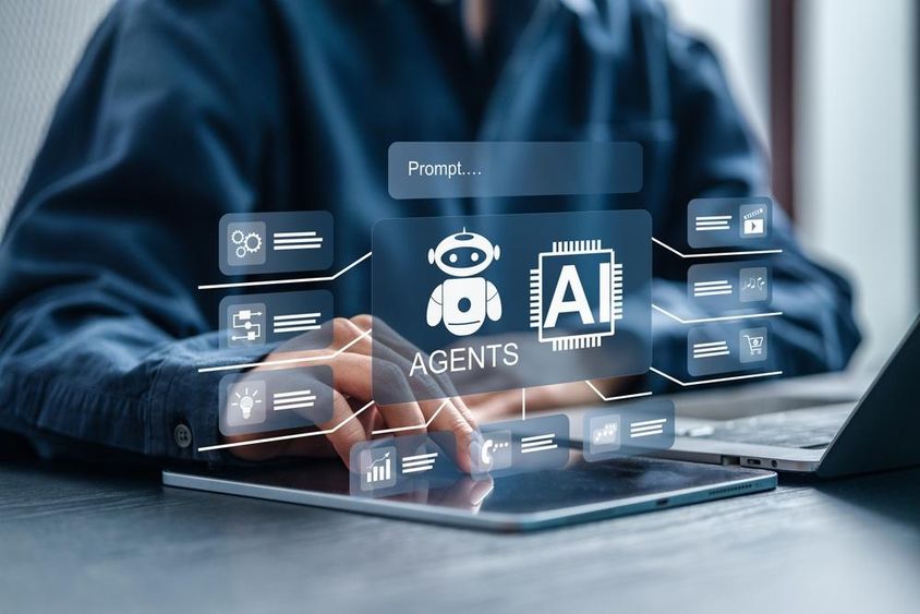 Az üzletemberek mesterséges intelligencia-platformokat használnak az AI-ügynökökkel.