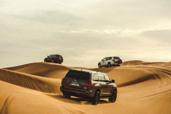 迪拜沙漠中的4x4车辆。