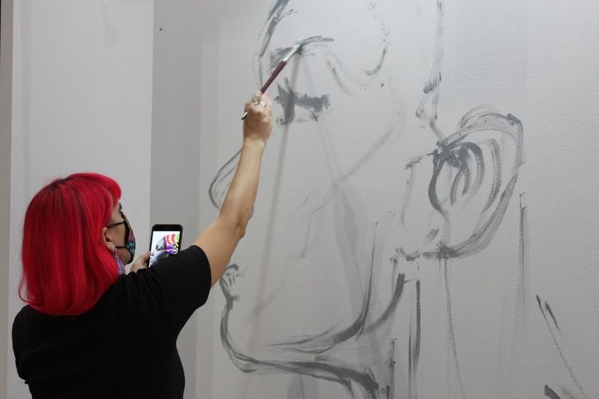 Művész dolgozik a „World Art Dubai” művészeti vásáron.
