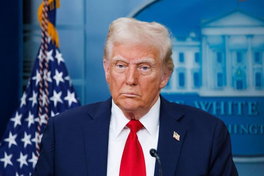 Donald Trump elnök beszédet mond a Fehér Ház sajtótájékoztatóján.
