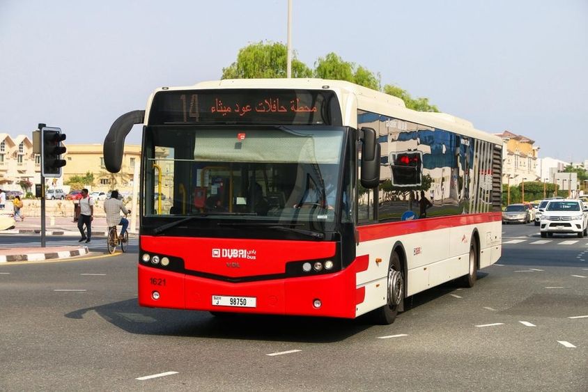 Dubai Piros városi busz az utcán.