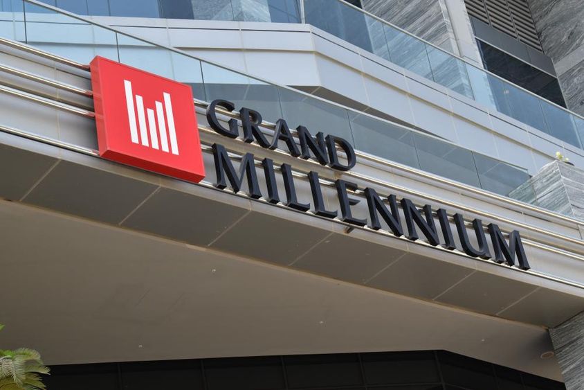 Grand Millennium Hotel homlokzata.