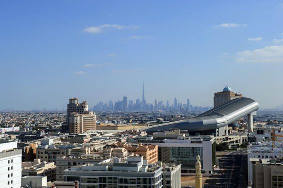 从阿尔巴沙区俯瞰迪拜城市的航拍图，阿拉伯联合酋长国。