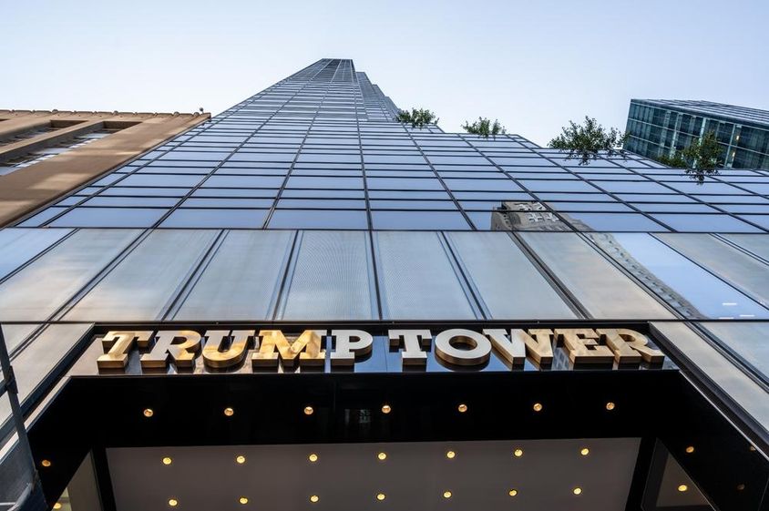 Trump-torony bejáratának ikonikus fotója, kiemelve az arany metál feliratot.