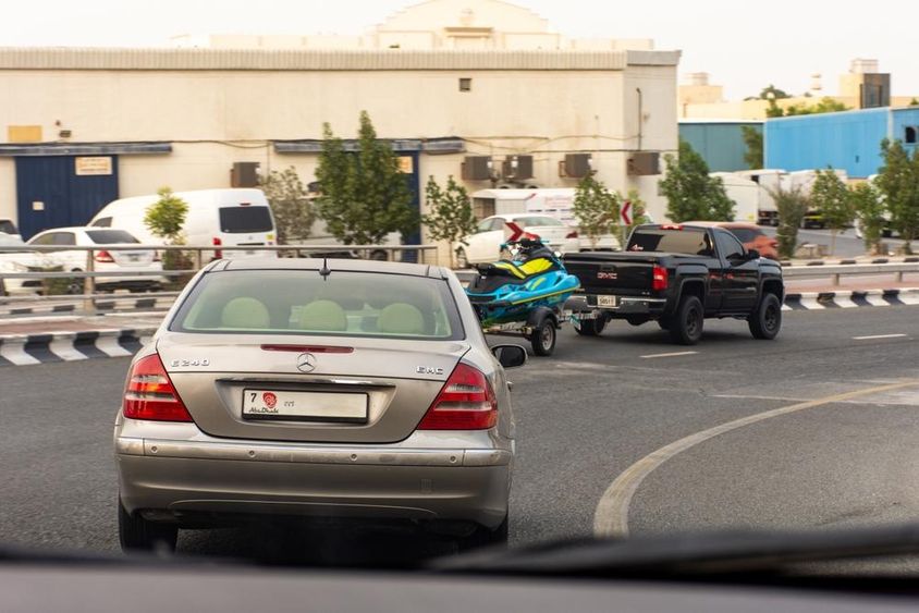 Autók az autópályán Sharjah városában.