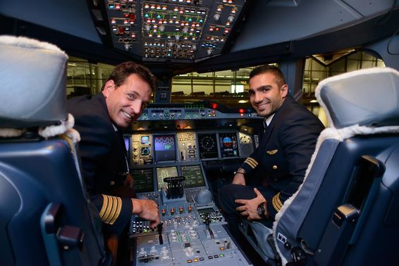 Piloten auf einem Emirates Airbus A380 nach der Landung.