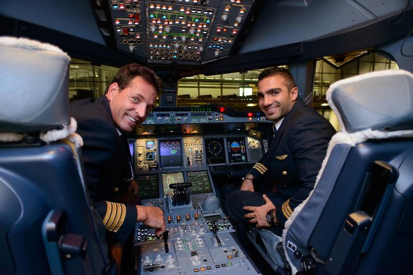 Pilóták az Emirates Airbus A380 repülőgépén a leszállás után.