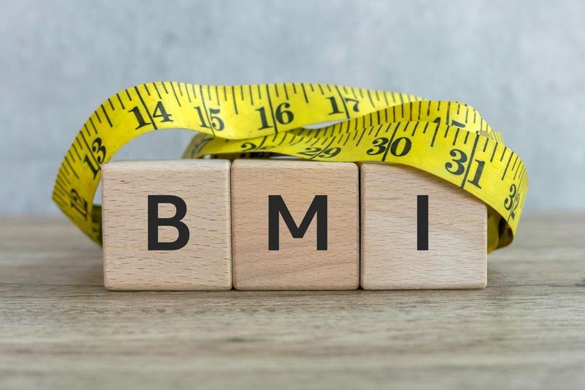 BMI felirat fa kockákkal és mérőszalaggal.