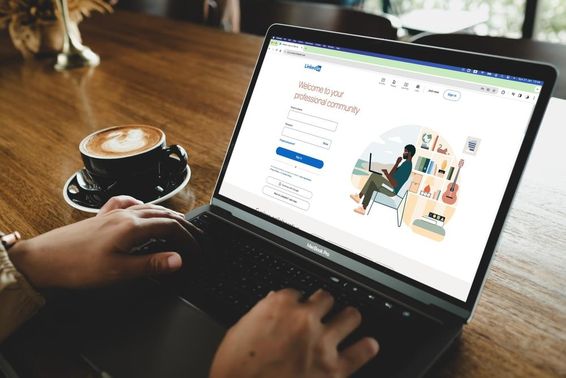 一个人在 MacBook 上打开 LinkedIn 登录页面。