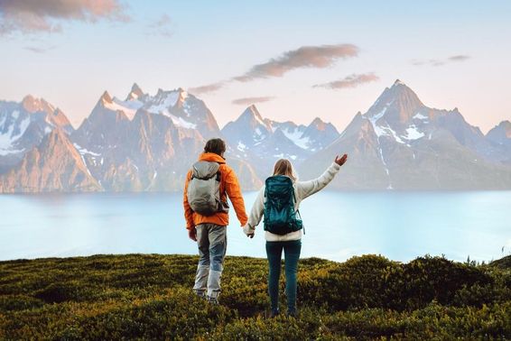 Ein Paar wandert in Norwegen für einen aktiven Urlaub und einen gesunden Lebensstil.