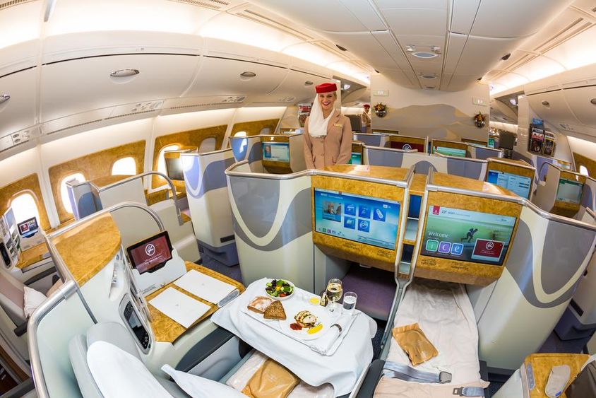 Emirates légitársaság fedélzeti étkezés business osztály.