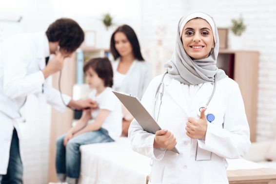 Ein arabischer Kinderarzt und ein junger Patient.