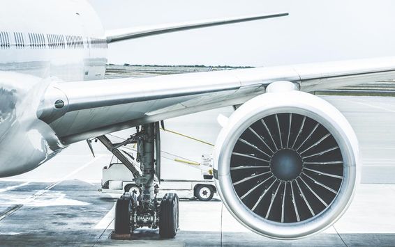 Ein Flugzeugtriebwerk, Flügel und Räder.