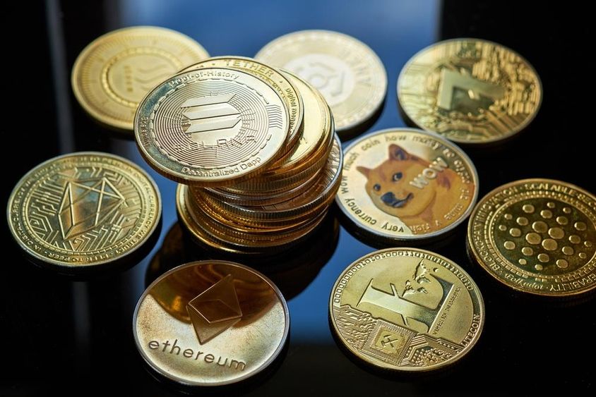 Solana arany kriptovaluta közeli képen.