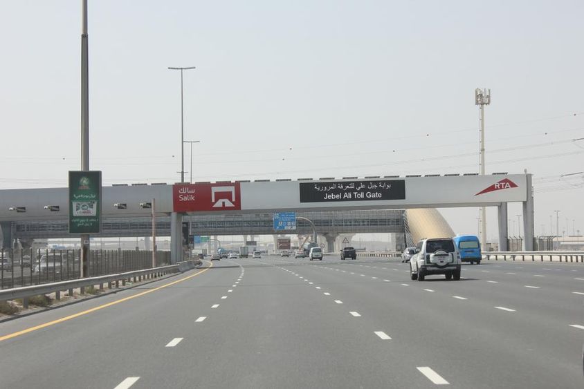 A Sheikh Zayed utat - Dubai legrangosabb autópályáját - használó autósok.
