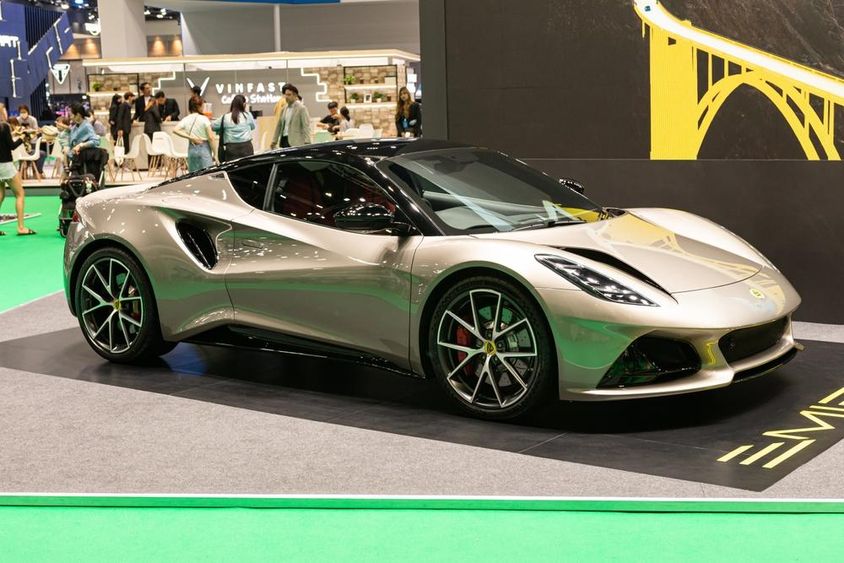 A LOTUS EMEYA egy luxus sportautó-dizájnnal és jellegzetes stílussal.