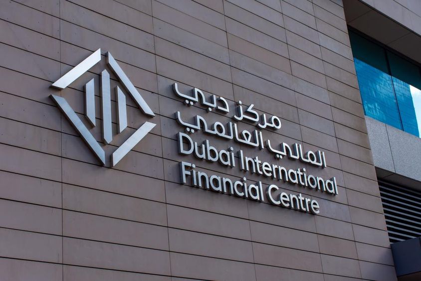 Dubai Nemzetközi Pénzügyi Központ (DIFC) táblája és ikonja.