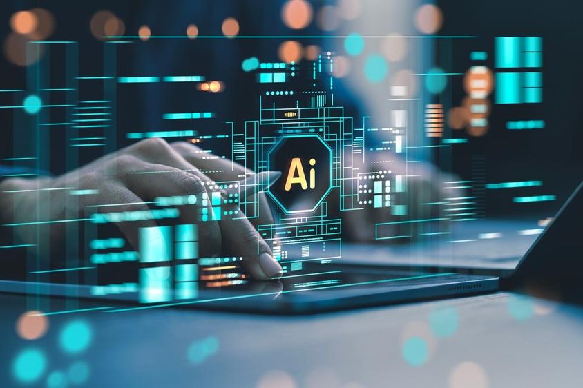 Az emberek laptopokat  használnak a mesterséges intelligenciával való interakcióra.