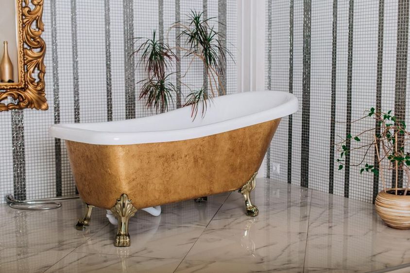 Modern klasszikus luxus fürdőszoba arany stílusban.
