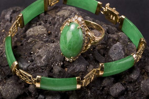 Grüner burmesischer kaiserlicher Jadeit-Ring und Armband.