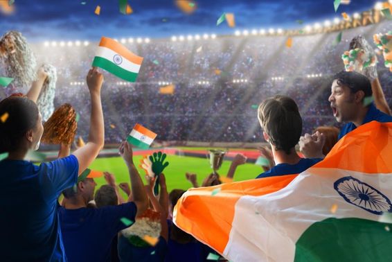 Indische Fans, die ihrer Mannschaft beim Cricketspielen zusehen.