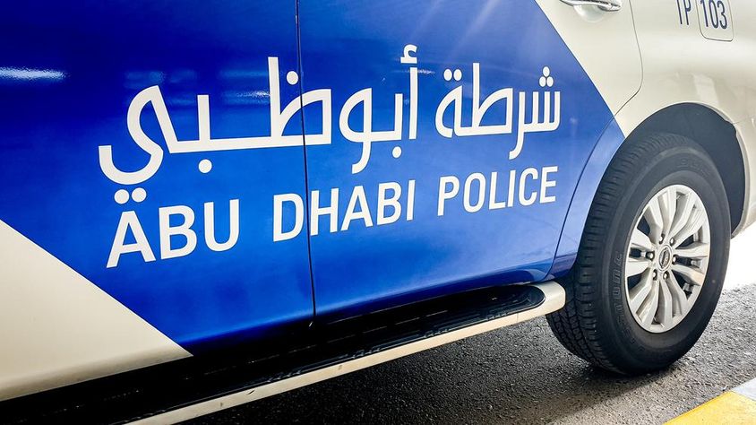 Abu Dhabi-i rendőrség rendőrautója angol és arab nyelvű felirattal.