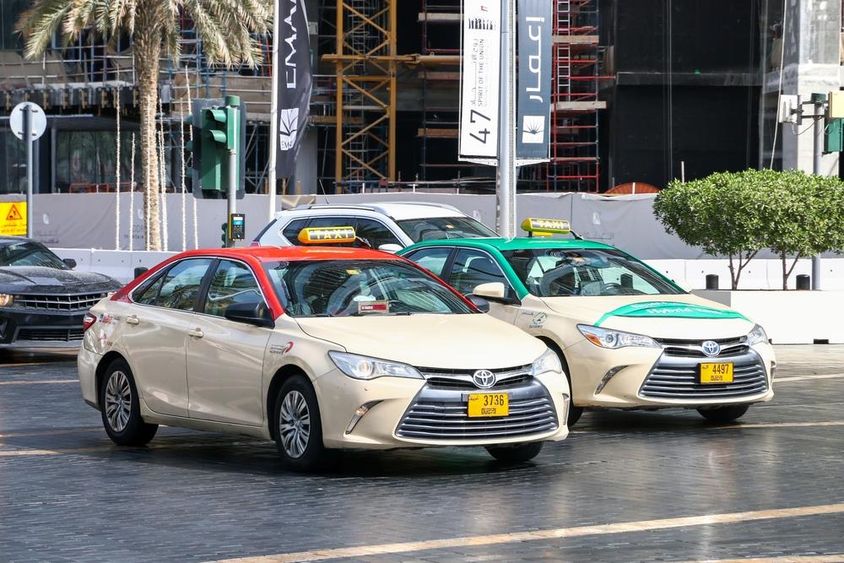 Toyota Camry taxik a Dubai város utcáján.
