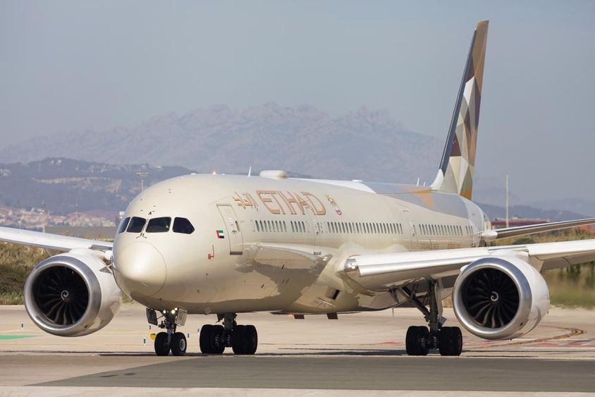 Etihad Airways Boeing 787-9 Dreamliner a gurulópályán.