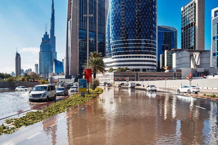 Dubai heves esőzés és elárasztott utca.