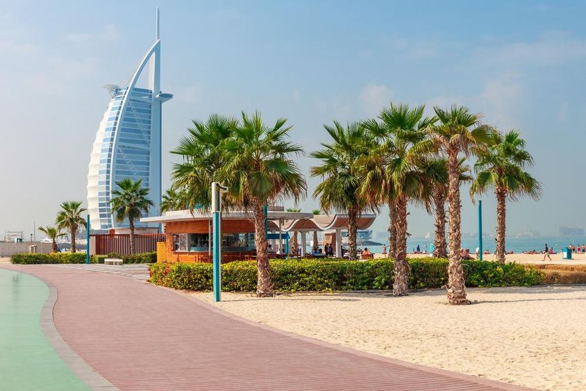 Gyönyörű tengerpart pálmafákkal Dubaiban.