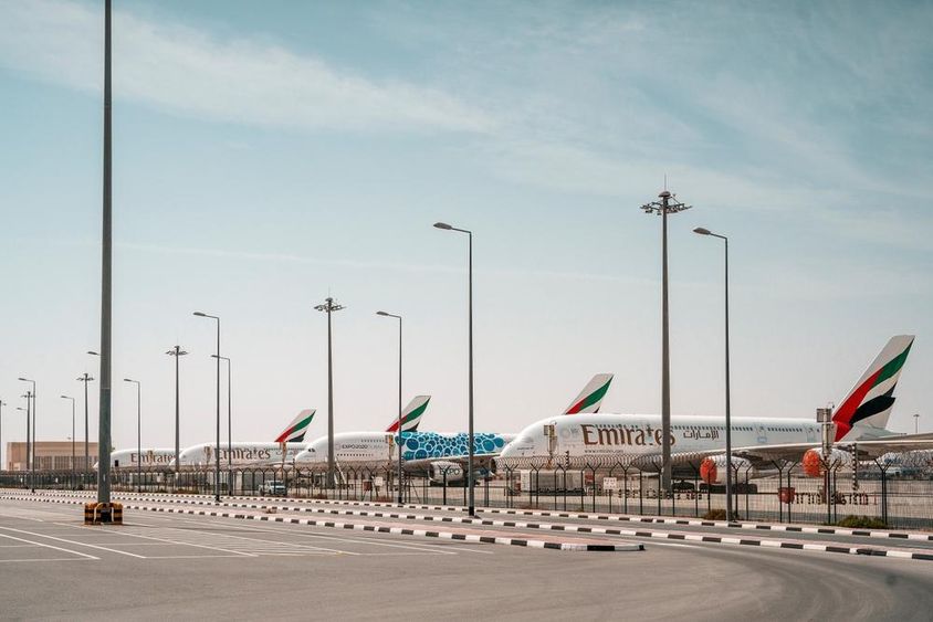 Emirates Repülőgépek a repülőtéren.