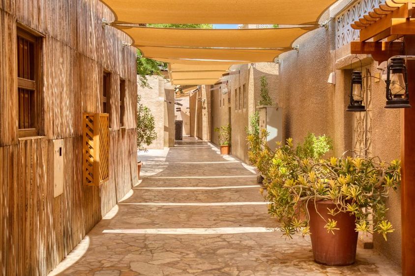Dubai óvárosa hagyományos arab utcák a történelmi Al Fahidi negyedben.