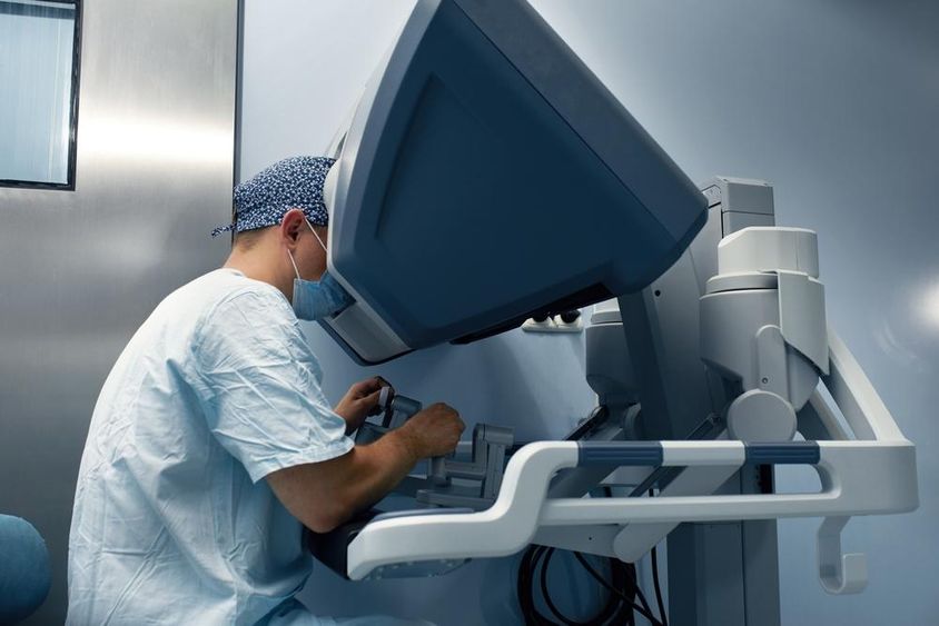 Orvosi robotot az orvos távolról, a monitoron keresztül irányítja.