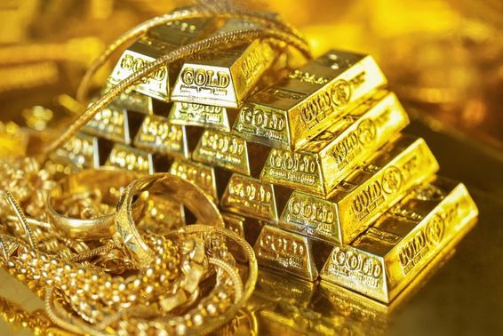Goldbarren und Goldschmuck.