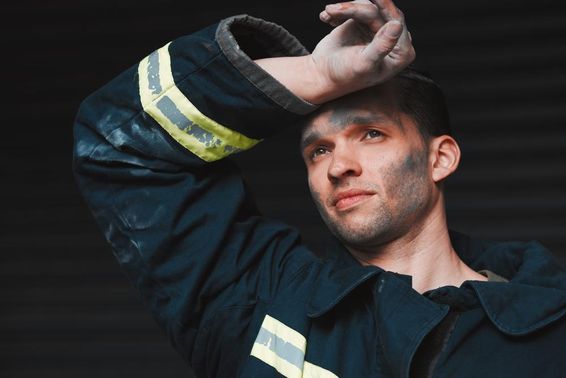 Erschöpfter Feuerwehrmann nach Feuerwehrlöscharbeiten.