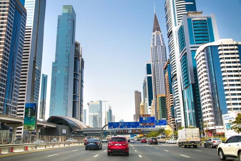 Kilátás a belváros híres felhőkarcolóira a Sheikh Zayed úton.