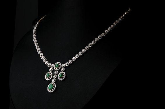 Diamantkette mit grünem Smaragd-Edelstein.