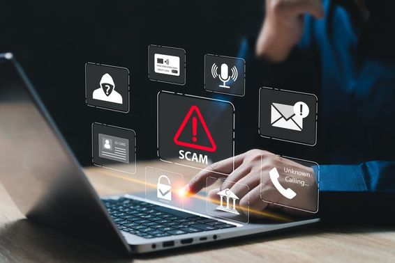 Geschäftsmann wird online zum Diebstahl persönlicher Informationen betrogen.