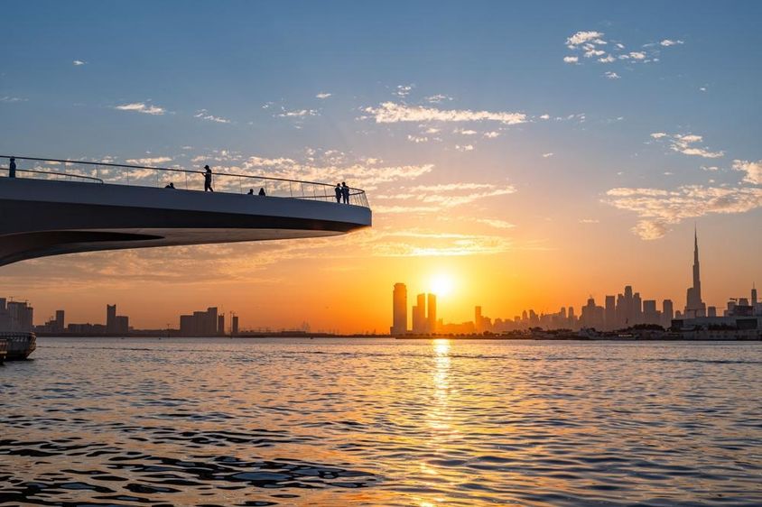 Dubai városkép naplementekor.