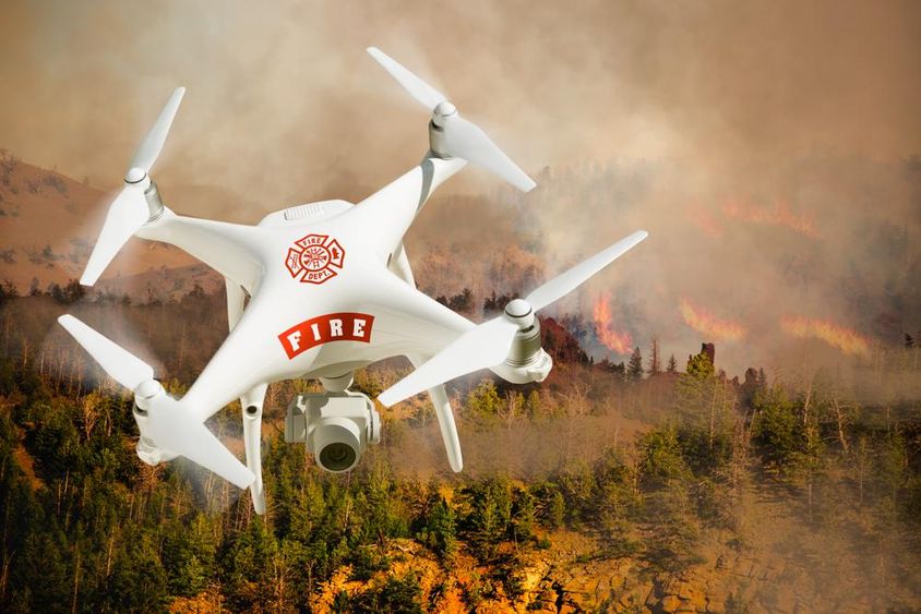 Tűzoltóság pilóta nélküli repülőgép-rendszerének (UAS) drónja.