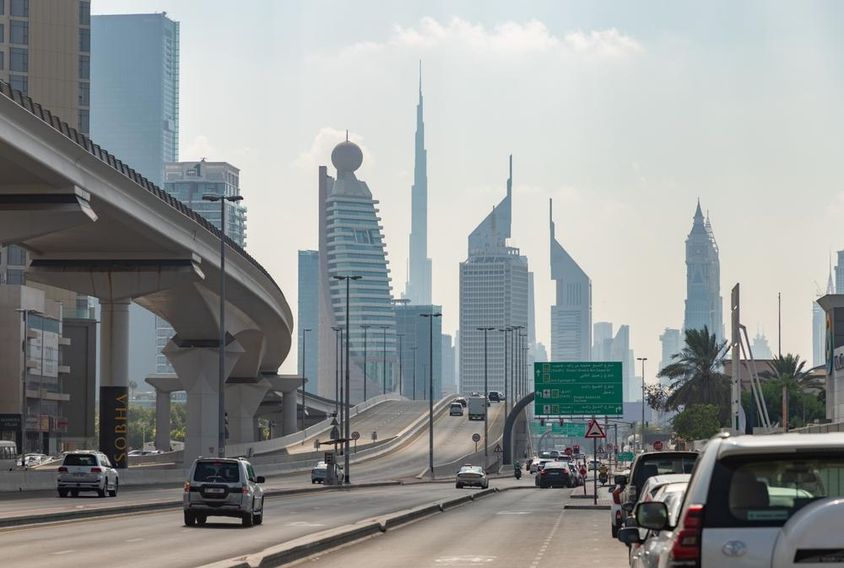 Úton Sheikh Khalifa Bin Zayed utcáról, kilátással a Trade Centre negyed felhőkarcolóira.