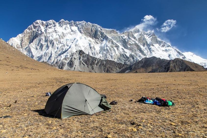 Kilátás a Lhoce-hegyre és a Nuptse déli sziklafalára, út a Mount Everest alaptáborába.