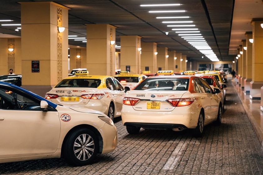  Taxik parkolása a Dubai bevásárlóközpontban.