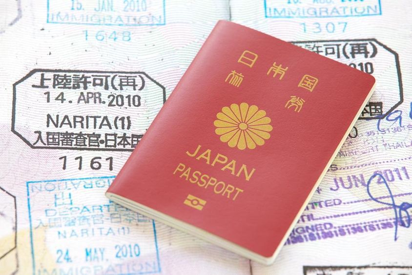 Japán útlevél háttérben pecsétek. 