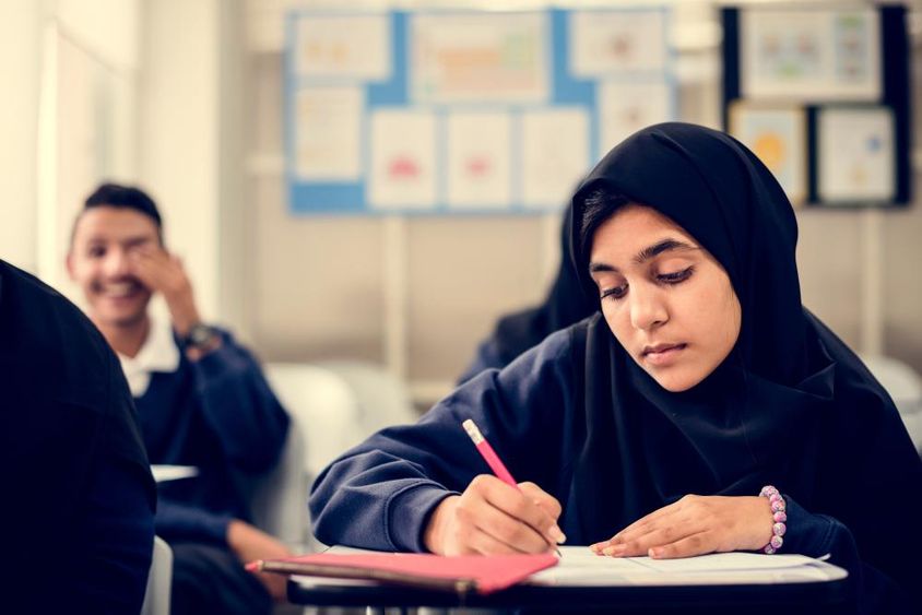 Dubai muszlim gyerekek tanulnak az osztályteremben.
